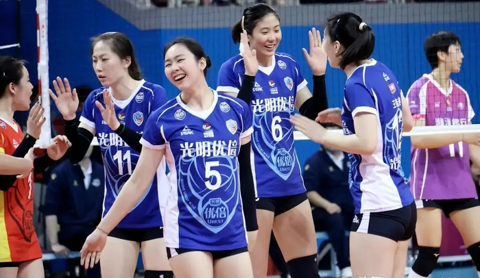 许晓婷拉胯，但她站了出来！传球稳定，或成上海女排新主力二传|黄欣悦|范赖克|高意|欧阳茜茜|沃隆科娃_新浪体育_新浪新闻