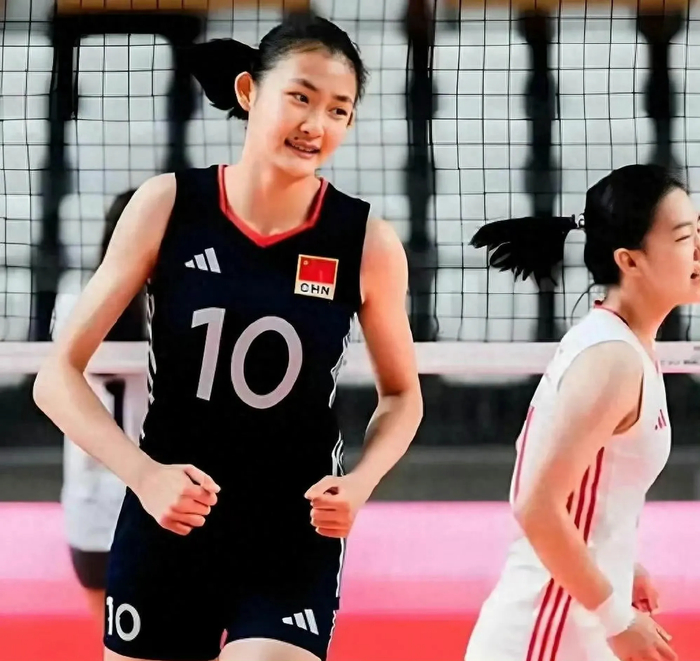 v站-上海女排双子星太突出！黄悦鑫一传进步大，杨舒茗进攻凶猛|洛杉矶|布里斯班|杨方旭|比赛|替补_新浪体育_新浪新闻